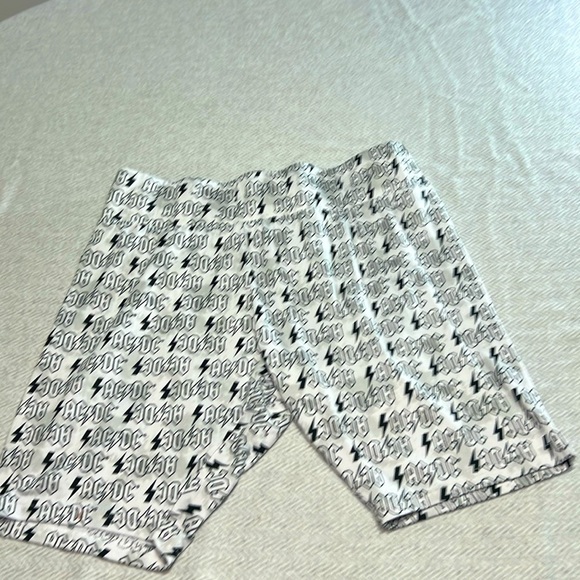Stylish Black and White Women's Shorts - Picture 1 of 8